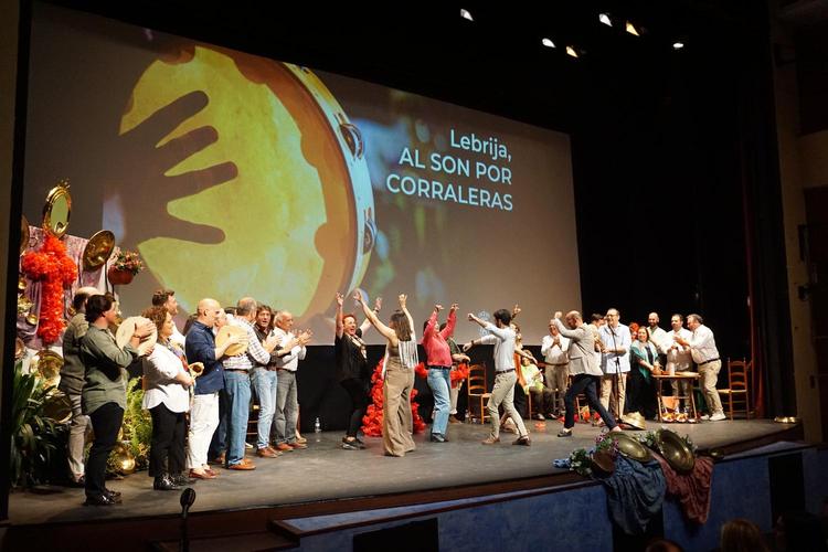 Lebrija presenta el disco “Lebrija, al son por corraleras”, un homenaje a las Cruces de Mayo