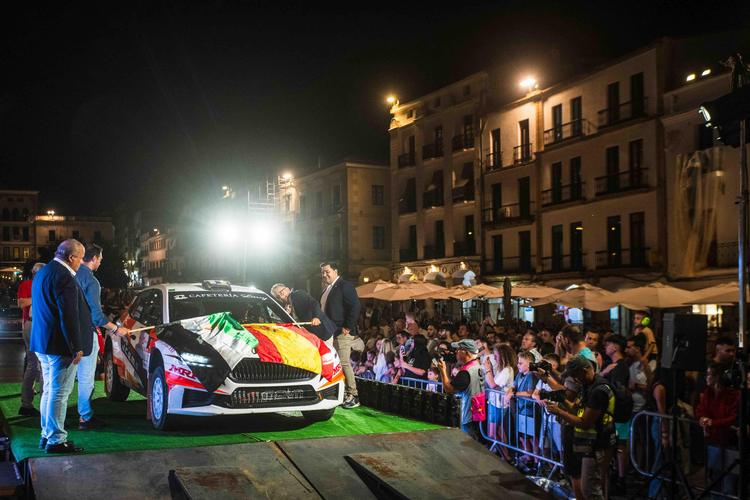 El Rallye de Cáceres arranca a lo grande desde la Plaza Mayor