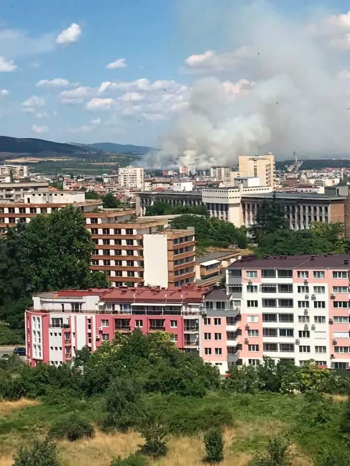 Горят сухи треви и храси северно от „Самарското знаме“ в Стара Загора