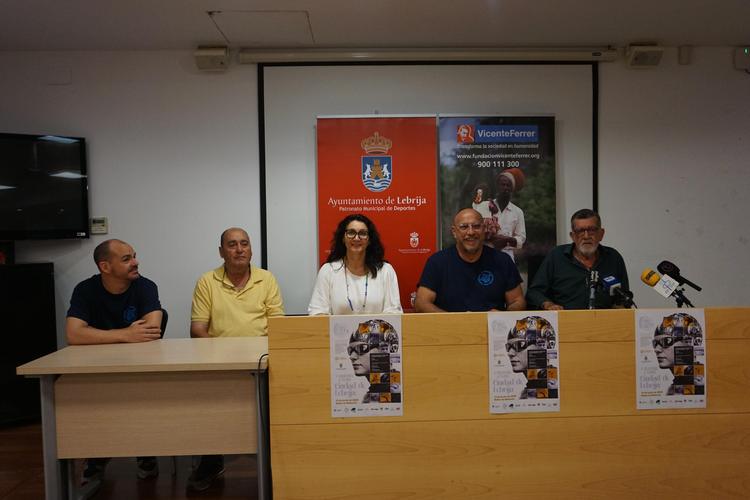 Las brazadas solidarias llegan a la Balsa de Melendo en la I Travesía a nado Ciudad de Lebrija