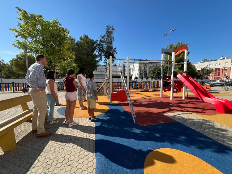 Los niños y niñas del CLIA continúan con su campaña para promover el cuidado de los parques infantiles de Lebrija