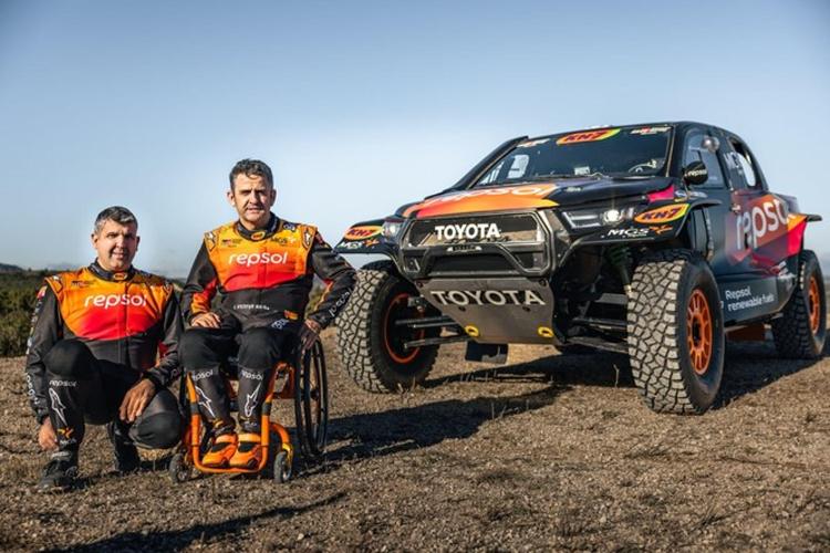 ISIDRE ESTEVE Y EL REPSOL TOYOTA RALLY TEAM CON LA DKR GR HILUX ARRANCAN SU AVENTURA DAKARIANA 2027