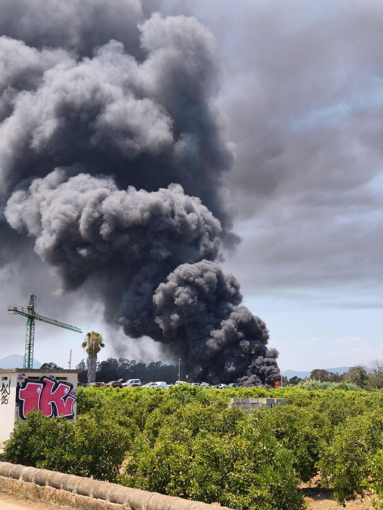 INCENDIO EN UN DESGUACE DE EL VERGER