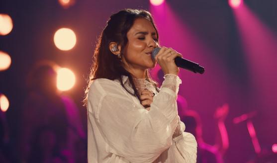 Julia Vitória lança álbum deluxe com canção inédita após "Ao Vivo na Ópera de Arame" ultrapassar 70 milhões de plays