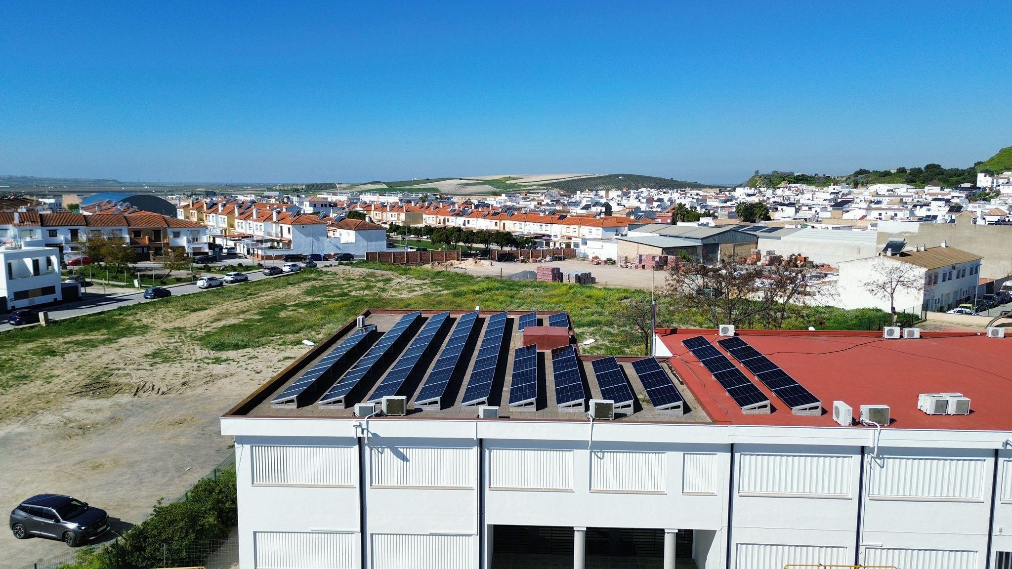 El CEIP Cristo Rey reduce más de un 60% su consumo eléctrico tras la instalación de placas fotovoltaicas impulsada por el Ayuntamiento