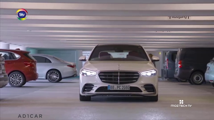 A Mercedes está a destronar a Tesla no que toca à condução automatizada. O novo sistema de parqueamento inteligente da gigante alemã permite uma velocidade máxima de até 60 km/h nas auto-estradas. Acompanhe!