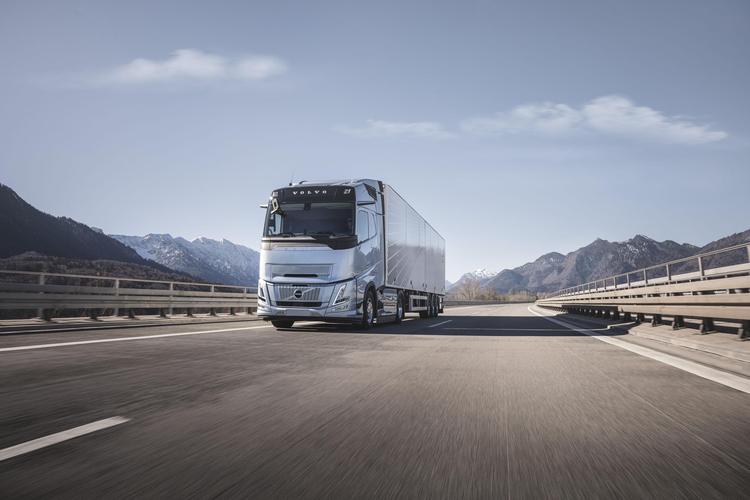 EFICIENCIA, FLEXIBILIDAD Y COMPATIBILIDAD: CÓMO LOS INGENIEROS DEFINIERON LOS OBJETIVOS DE LA NUEVA “PLATAFORMA DE MOTOR D13” EN VOLVO TRUCKS