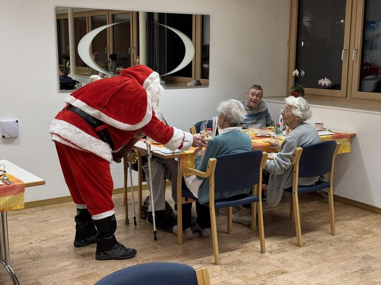 Pendant le marché de Noël, le Saint-Nicolas...