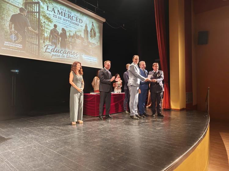 El Ayuntamiento de Lebrija recibe la Medalla al Mérito Social Penitenciario por la labor de la Policía Local