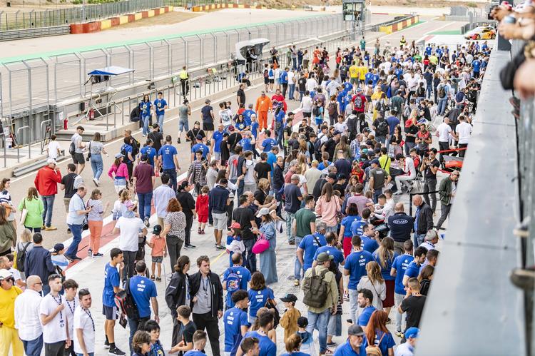 El NAPA Racing Weekend arranca con fuerza y reúne a más de cinco mil aficionados