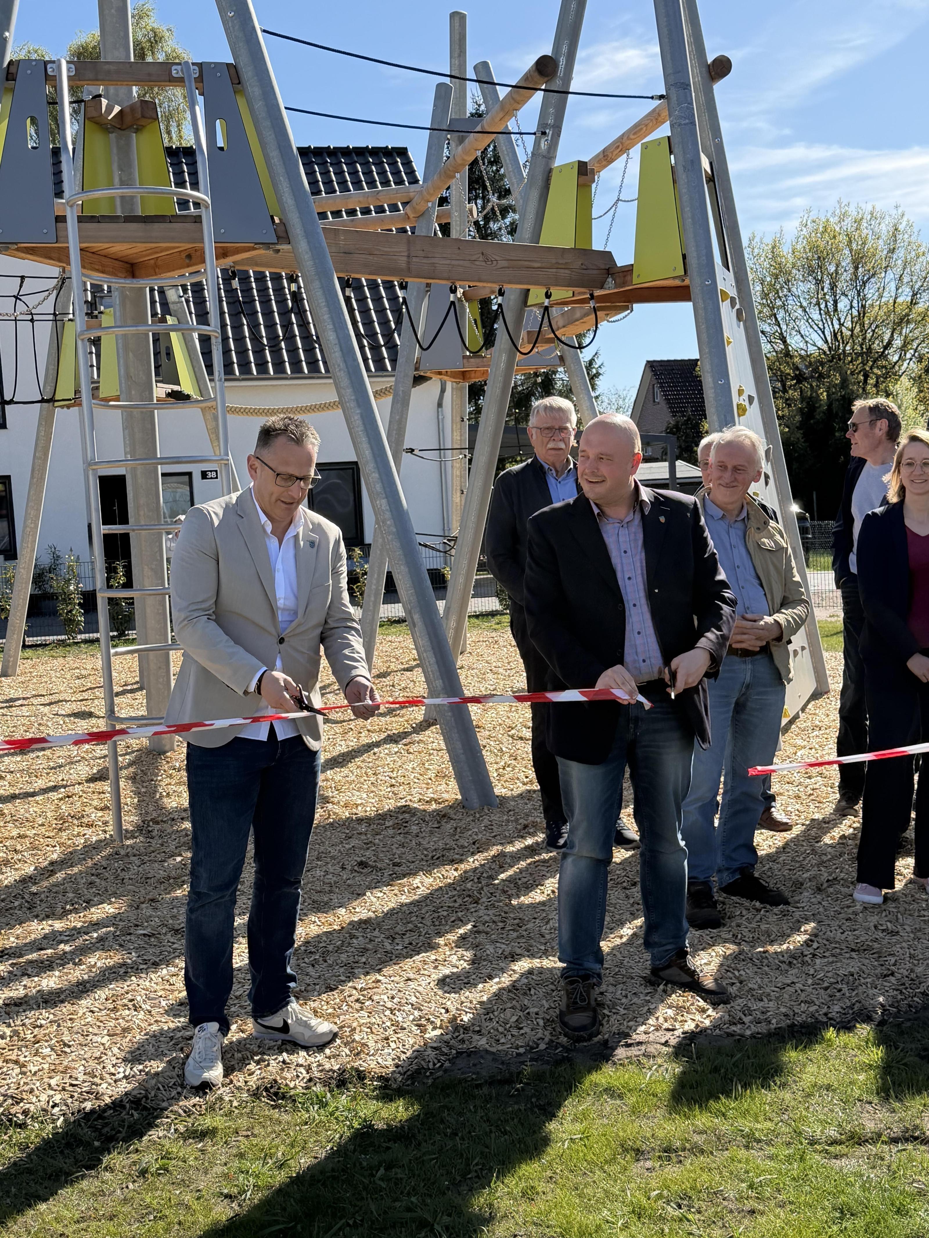 Müden:Neuer Spielplatz mit Großspielgerät feierlich eingeweiht