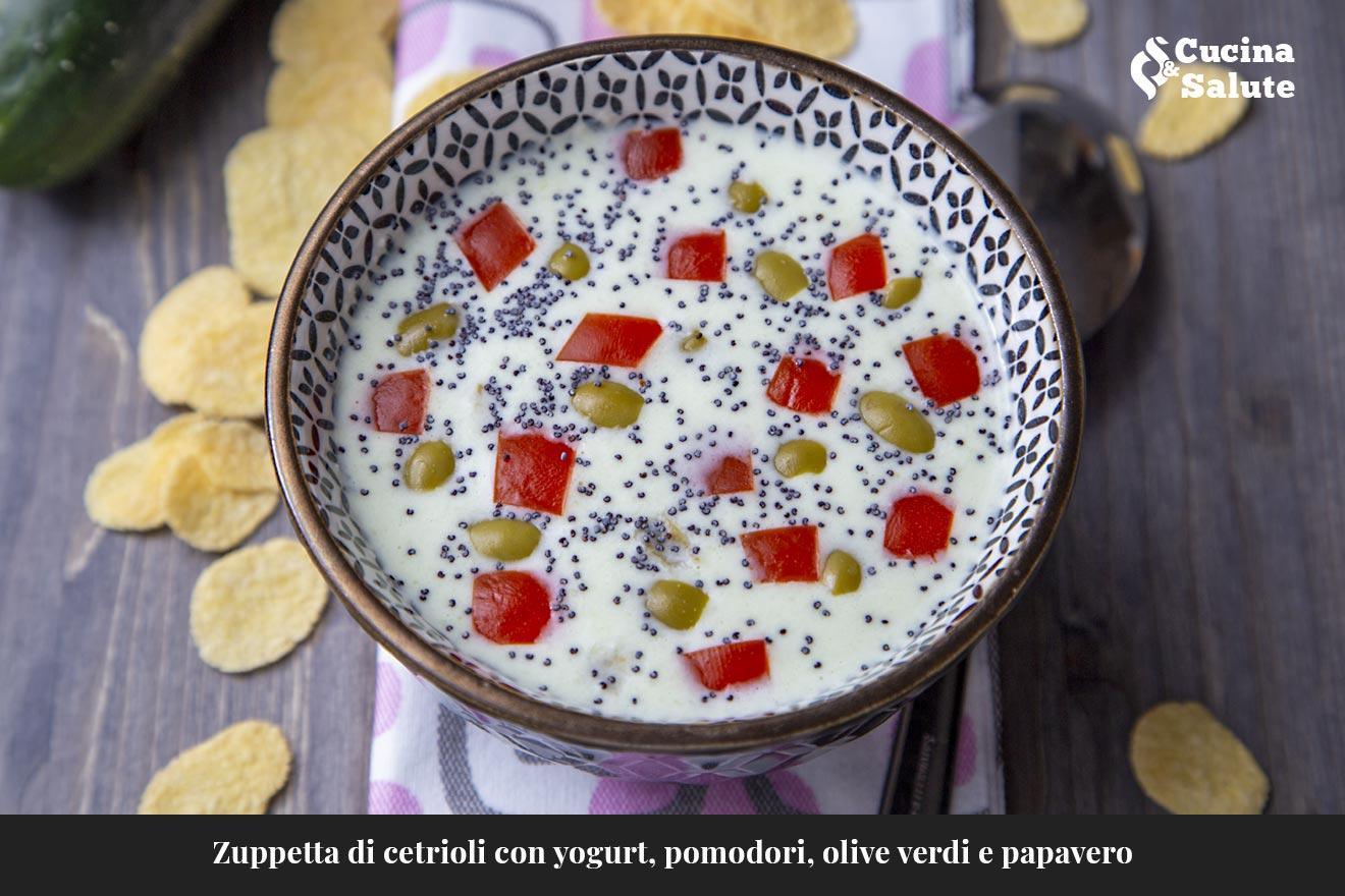 Zuppetta di cetrioli con yogurt, pomodori, olive verdi e papavero ...