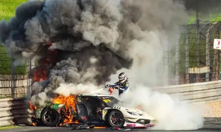 Loek Hartog salva a Ollie Millroy de un Ferrari en llamas en la China GT