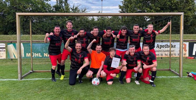 Jubel! Ü40-Fußballer der SV Meinersen feiern Kreisliga-Aufstieg 