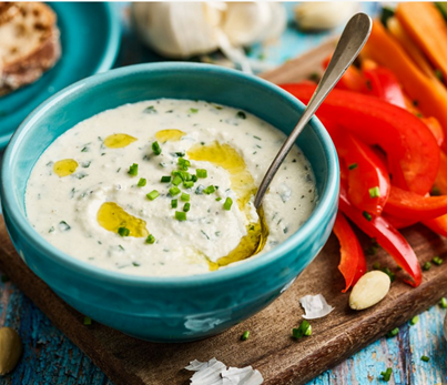 KNOBLAUCHDIP MIT KRÄUTERN