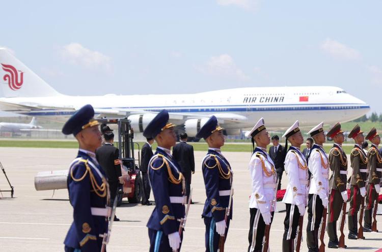 习近平抵达朝鲜进行国事访问