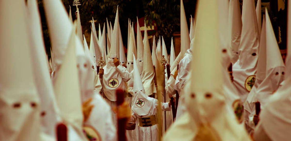 Semana Santa de Andalucía: la mirada del penitente bajo el capirote