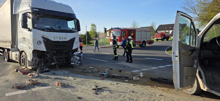 Verkehrsunfall auf der B188 – Drei Verletzte und aufwendige Reinigungsarbeiten