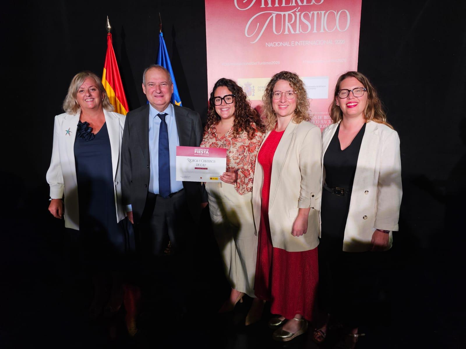 El ministro Jordi Hereu entrega a Calp el distintivo de Fiesta de Interés Turístico Nacional para sus Moros y Cristianos