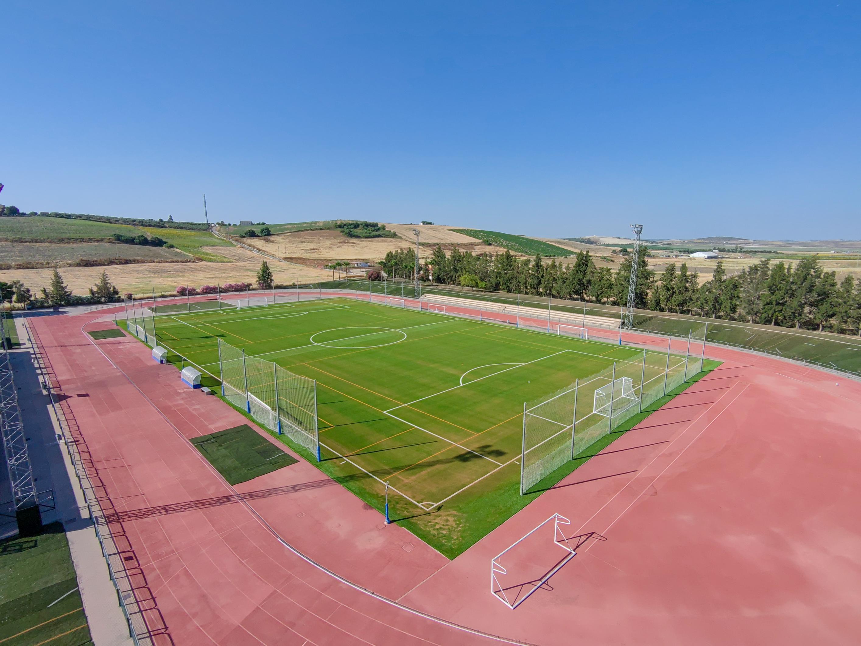 Finalizan las obras de renovación y mejora del campo de fútbol 11 del Polideportivo Municipal