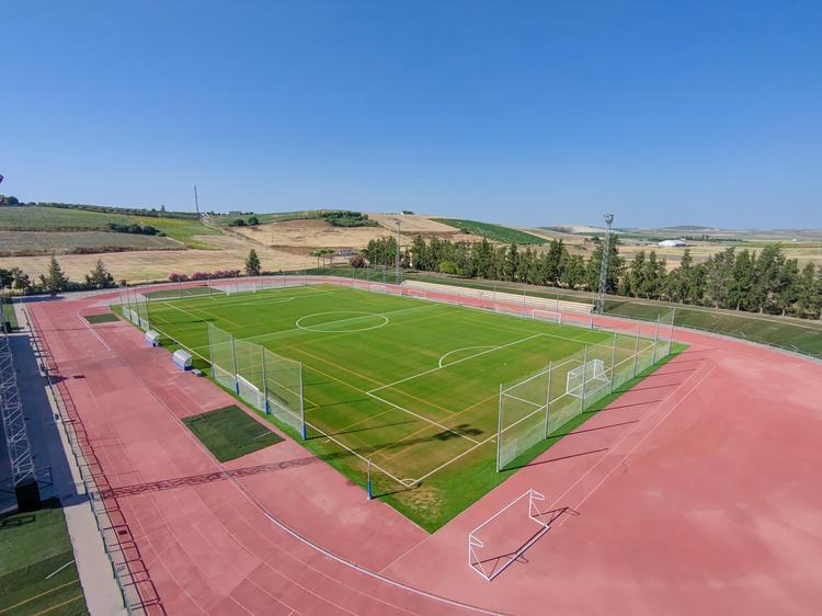 Finalizan las obras de renovación y mejora del campo de fútbol 11 del Polideportivo Municipal