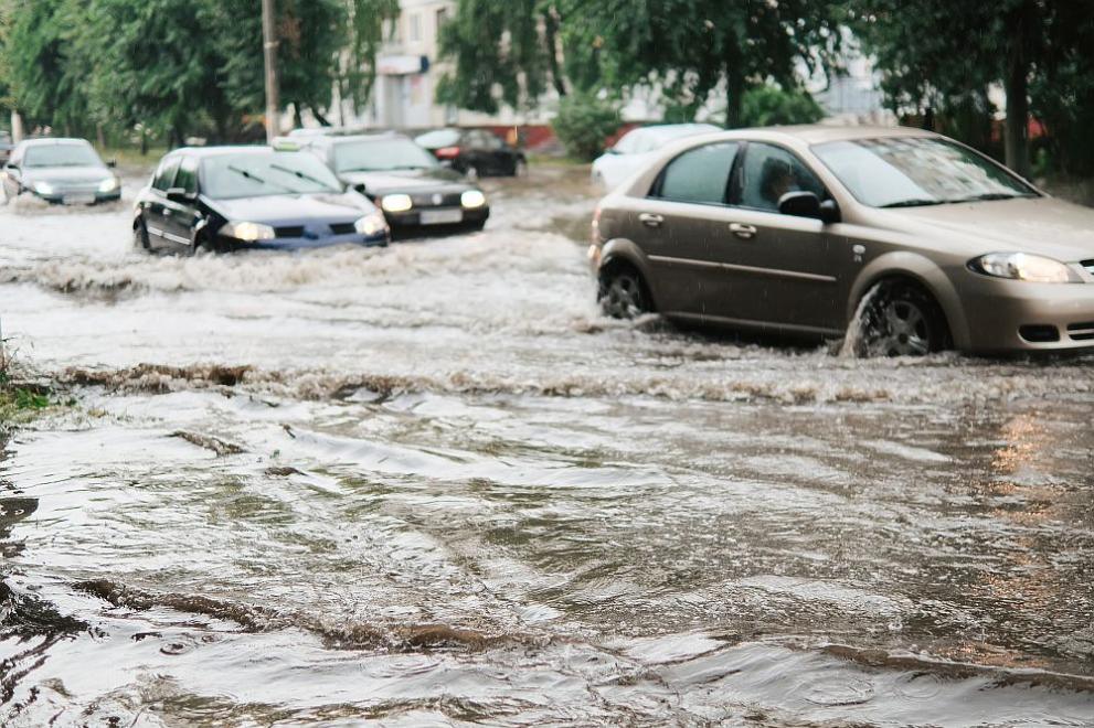Опасно време в България в петък: жълт код за бури, поройни валежи и силен вятър