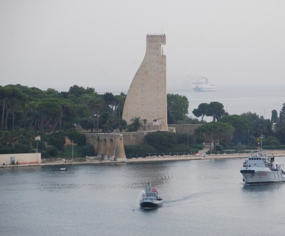 Base Navale di Brindisi: il SIM Marina attiva il "Diritto di Visita" sull'emergenza alloggi. "Servono fondi subito, stop ai sacrifici per il personale"