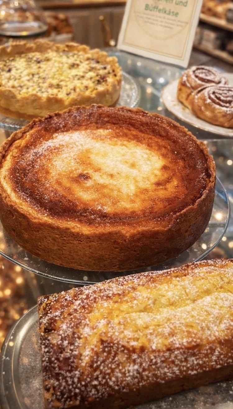 Hausgemachte Kuchen, Quiche und Gebäck im Bioladen 
