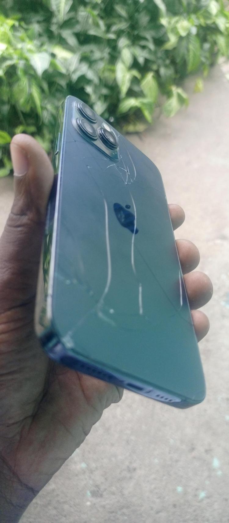  iPhone 12 Pro Max - 100,000 fc 