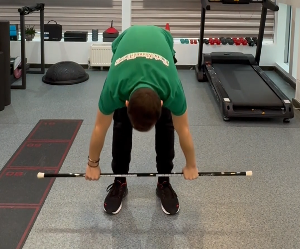 #13 Băț – ridicăm și ne aplecăm (Stick raise with hip hinge)