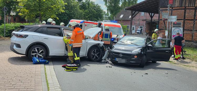 Verkehrsunfall in Hillerse - Vier Personen bei Zusammenstoß verletzt