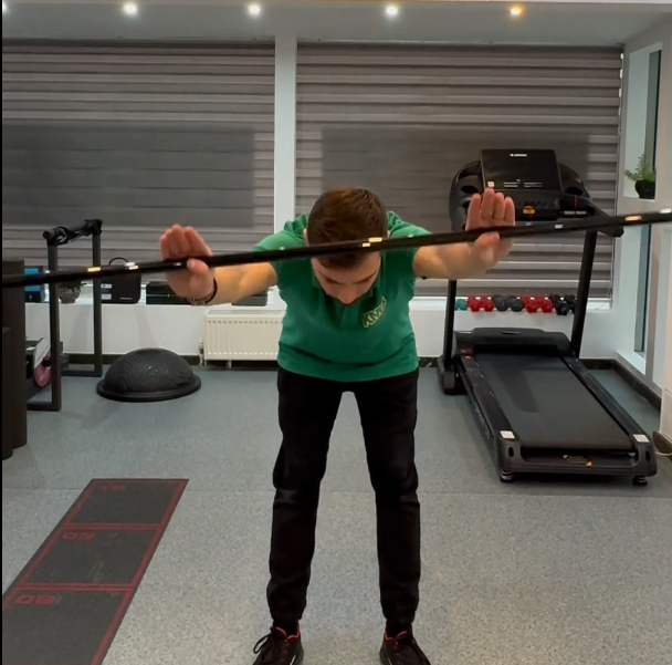 #8 Băț coborâm – ridicăm – ne îndreptăm (Stick lift from forward bend to overhead reach)