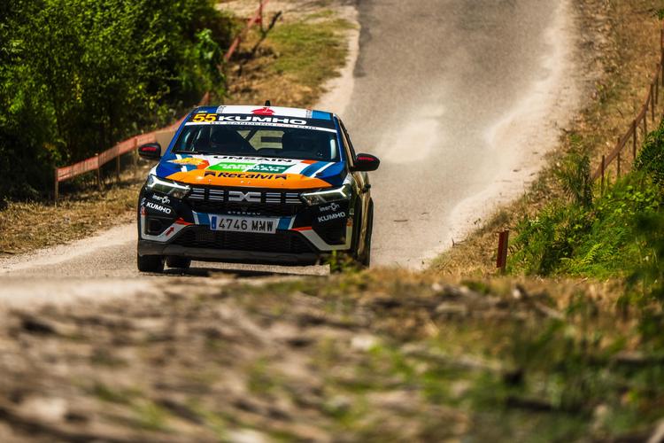 HUGO RODRÍGUEZ SE AFIANZA COMO LÍDER DE LA SANDERO ECO CUP SPAIN AL GANAR EL RALLYE RECALVI RÍAS BAIXAS