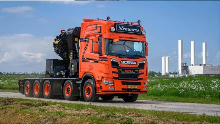 Scania 660R V8 é transformado em guindaste gigantesco na Holanda