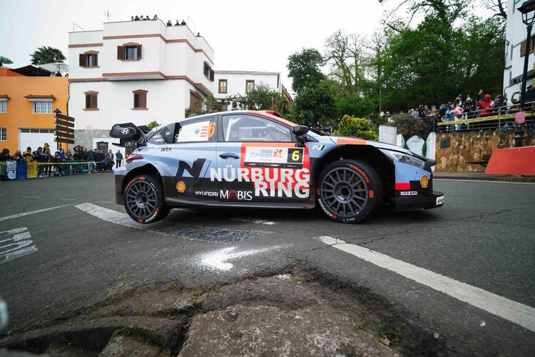 Dani Sordo se mantiene en la pugna con sus compañeros de equipo