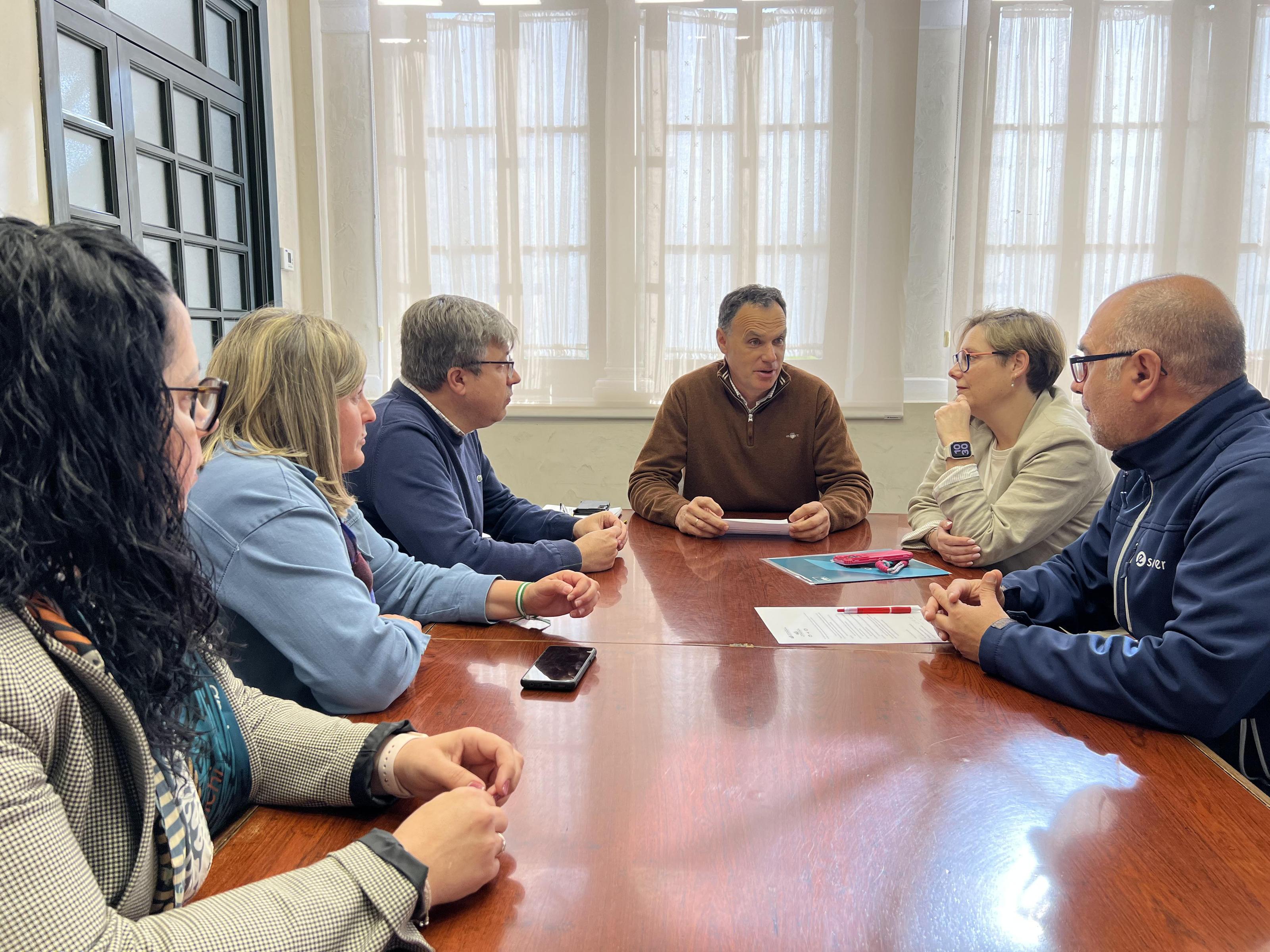 El alcalde se reúne con la nueva Asociación Comarcal de Autónomos del Bajo Guadalquivir