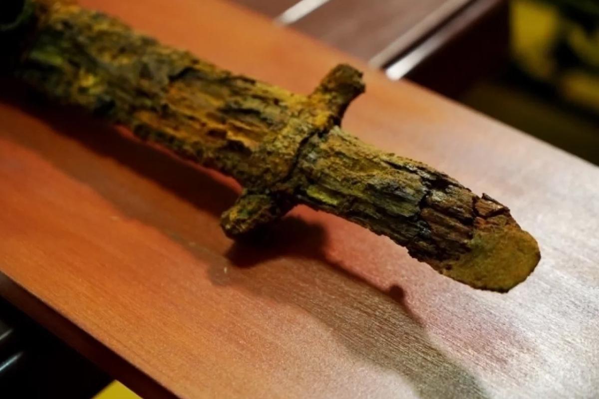 Giant 13th-century sabre found in medieval burial near Astrakhan