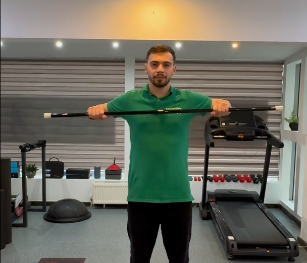 #19 Băț – tragem la piept (Prone stick row to chest)