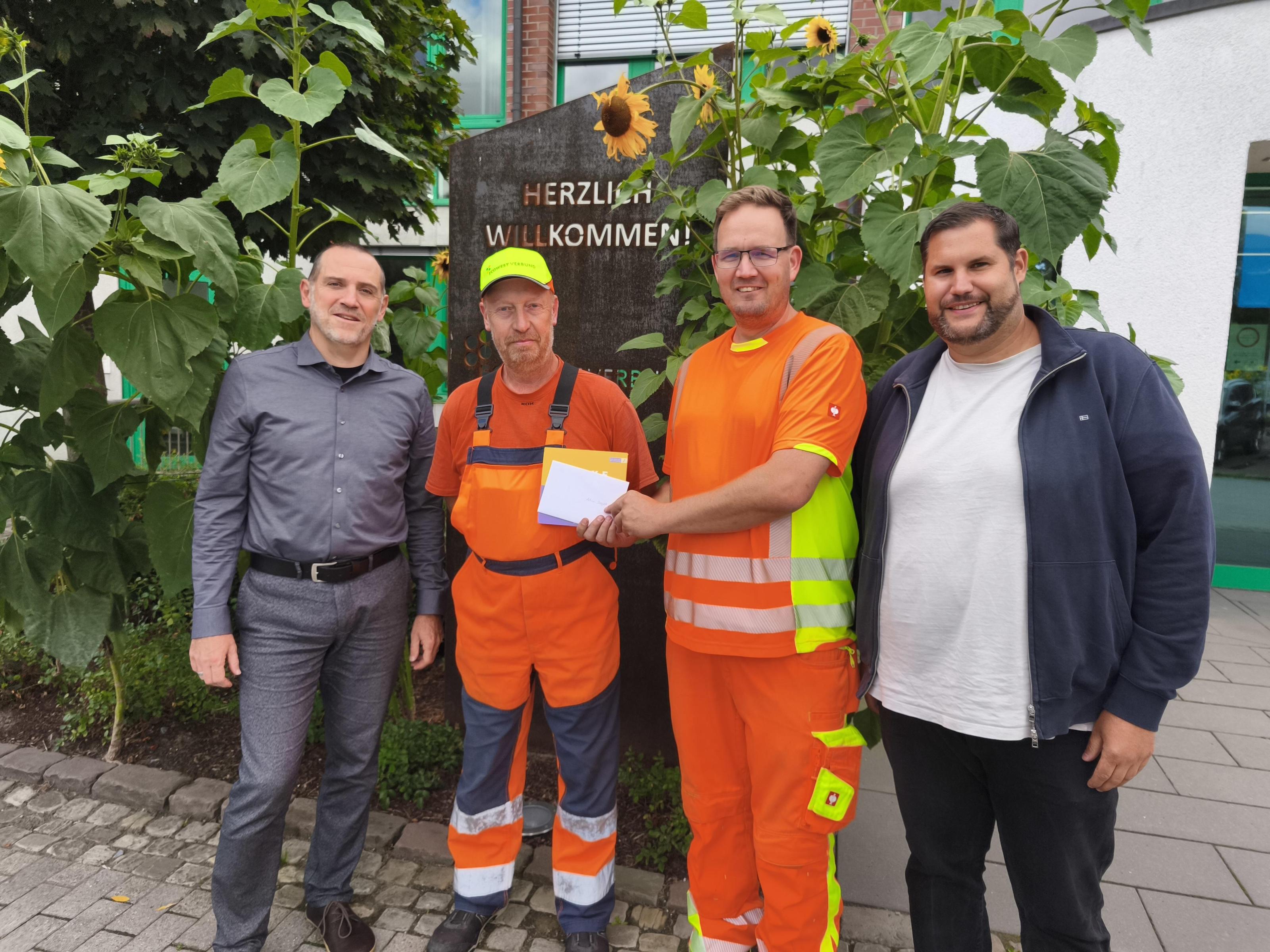 Seit 25 Jahren im Einsatz,  wenn die Stadt noch schläft: Achim Siegert feiert Jubiläum bei ECOWEST LOGISTIK