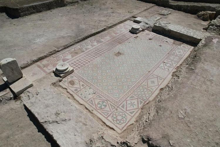 Large Roman mosaic discovered at ancient Pompeiopolis in Turkey