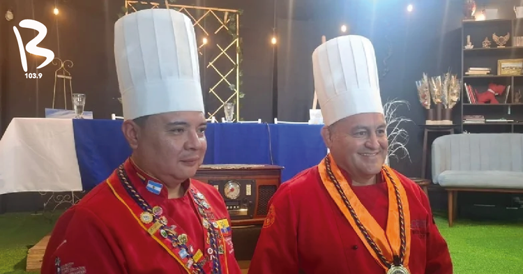 Dos chefs buscan un récord mundial con la colada morada más grande del mundo