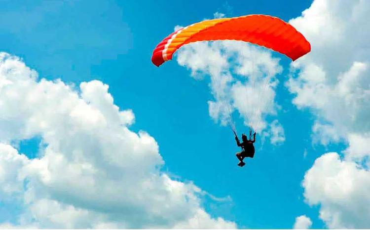 Paragliding: the fantastic feeling of being carried by the wind