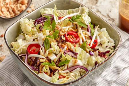 CHINAKOHLSALAT MIT MUNGOSPROSSEN