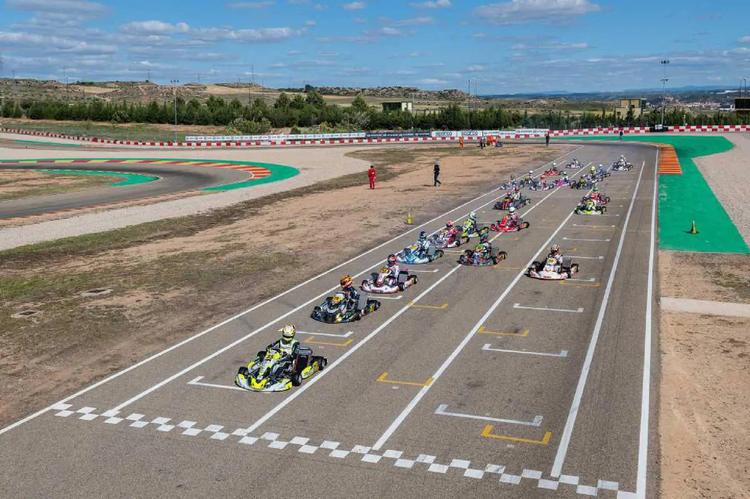 El viento no evita el espectáculo en el sábado de MotorLand Aragón del CEK Hyundai