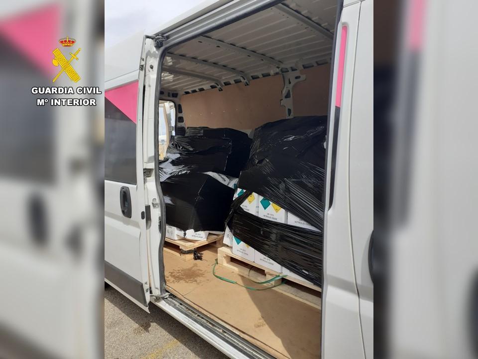 La Guardia Civil interviene más de 1.000 botellas de óxido nitroso en el puerto de Dénia.