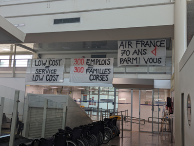 DSP aérienne, les banderoles se déploient à l'aéroport d'Ajaccio
