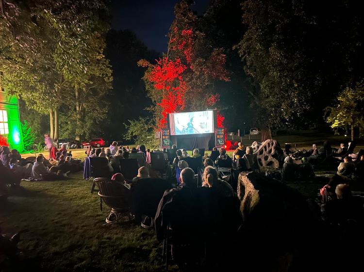 Open-Air-Kino im Künstlerhaus - Ein gemütlicher Abend mit Film und Picknick