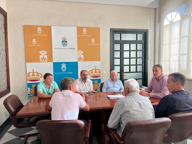 El alcalde mantiene un encuentro con representantes de las comunidades de regantes y del sector agrícola  
