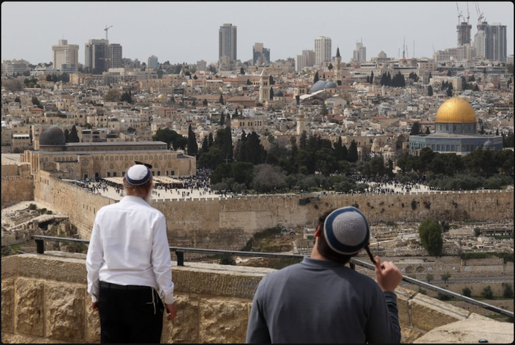 جمعة حزينة للمسلمين والمسيحيين في القدس على وقع الحرب في غزة 
