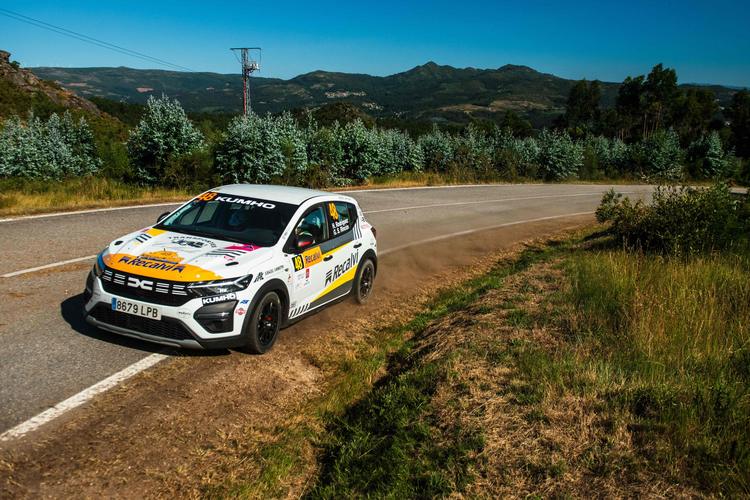 Hugo Rodríguez vence de nuevo en Vigo y amplía su ventaja en la copa Dacia